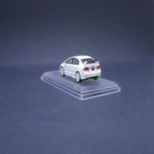 Load image into Gallery viewer, iNNO64 1:64 Honda Civic Type-R FD2 (White)
